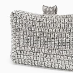 Discover the allure of the Verano Diamonds Clutch Bag, a symbol of glamour and shine. This vegan & cruelty-free leather masterpiece is adorned with radiant sequins, offering an eye-catching sparkle. Its stylish handle and distinct diamond-cut clasp enhance its allure. Expertly crafted for comfort, lightness, and longevity, it's the quintessential accessory for a dazzling impression. Homecoming 2023, Diamond Clutch, Diamond Bag, Retro Handbags, Crystal Pyramid, Gold Handbags, Beautiful Handbags, Unique Diamonds, Luxury Dress