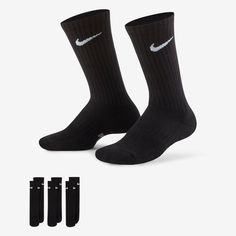 MACIEZ E CONFORTO PARA TODOS OS DIAS. As meias Nike Everyday oferecem um toque extremamente macio e foram desenvolvidas para o uso diário. Elas são aprimoradas com a tecnologia Dri-FIT para que seus pés se mantenham confortáveis, de caminhadas a grandes aventuras e muito mais. Conforto antissuorA tecnologia Nike Dri-FIT absorve o suor de sua pele para proporcionar uma evaporação mais rápida, ajudando a manter seus pés secos e confortáveis. Conforto e maciezO amortecimento sob o calcanhar e a pon Nike Dri Fit, Dri Fit, Gym, Cushions, Nike, Gifts