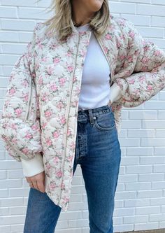 Floral print, quilted stitch bomber jacket. Oversized fit. Zip closure. Materials: 100% Polyester. Model is wearing a size S. Oversized Jacket Outfit, Vintage Crewneck, Faux Leather Skirt, Striped Cardigan, Quilted Jacket, Jacket Outfits, Outerwear Jackets, Jumpsuit Dress, Autumn Fashion