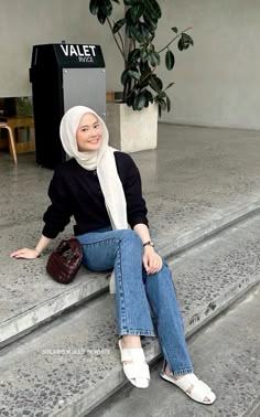 Hijab And Jeans Outfit, Hijab Ootd Ideas, Black Hijab Style, Black Hijabi Outfits, Classic Hijab Outfit, Simple Hijabi Outfits, Minimalist Hijab Outfit, Simple Hijab Outfit, Rajut Outfit