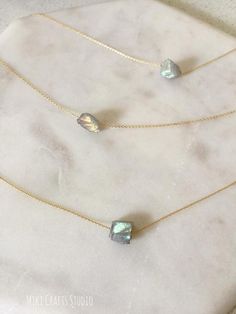 Rough stone pendant thread with 14k gold/ 925 Silver Chain of your choice, creates a delicate & unique elegant look. Each of these stones has beautiful flash, natural and un-polished. Unique & gorgeous pieces that can be worn alone or layered in any way.  ❤️ Customise your necklace in your preferred chain length❤️ GemStone: Labradorite ❤️ Pendant Size: length: Approx. 1-1.4cm width: Approx. 1cm❤️ Chain: Quality 14k Gold filled chain / 925 Silver Chain ❤️ Clasp: Spring Ring Price is for 1 Mixed Jewelry Style, Raw Labradorite, Agate Slice Necklace, Rose Quartz Necklace Pendants, Mix Jewelry, Clear Quartz Necklace, Raw Stone Jewelry, Blue Stone Necklace, Wrap Necklace