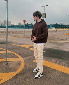 Winter Sweatshirt Outfit Men, Brown Hoodie Outfit Men Streetwear, Brown Hoodie Mens Outfit, Outfit Ideas Hoodie Style Men, Oversized Outfit Ideas Men, How To Style Brown Hoodie, Hoodie Poses Men, Brown And Cream Outfit Men, Brown Zip Up Hoodie Outfit Men