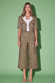 These tweed culottes are the definition of an easy, yet put-together, look! We've elevated the silhouette by creating this pant in an eye-catching tweed fabric. Plus, the side zipper and high-waisted fit ensure they're comfortable throughout the day and won't ride down. Because your comfort is our top priority, we added a lining inside the pants and pockets! You can pair it with your favorite blouse for a polished work look or throw on a pair of heels and bodysuit for a night on the town. Tweed Mode Operandi, Chic Office Outfit, Tweed Outfit, Colour Combinations Fashion, Tweed Pants, Corporate Fashion, Tweed Fabric, Work Looks, Work Wardrobe