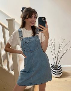 Denim Dungaree Dress Outfit, Jean Overall Dress Outfit, Overall Dress Outfit Summer, Dungaree Dress Outfit, Denim Overall Dress Outfit, Dungree Styles, Jumper Dress Outfit, Style Salopette