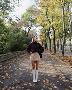 Morgan Riddle, Fall Photo Shoot Outfits, Fall Trends Outfits, Autumn Fits, How To Pose, Outfit Inspo Fall, Winter Fashion Outfits, Fall Winter Outfits, Minimalist Outfit