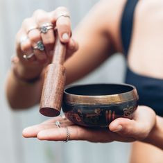 How to Use A Singing Bowl! Yoga Photoshoot, Yoga Photos, Deep Meditation, Pose Yoga, Yoga Photography, Deep Relaxation