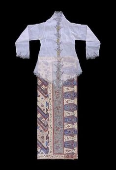 Sarong Kebaya Singapore, Peranakan Dress, Peranakan Kebaya, White Kebaya, Indonesian Dress, Malaysian Clothes, Malay Clothes, Edwardian Era Dress