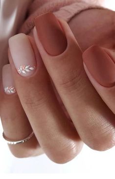 Autumn Nails Ideas Simple Short, Beige Nails With White Design, Simple Nail Designs Nude Colors, Short Nails Ideas Beige, Nail Design For Autumn, Cinnamon Nail Design, Autumn Nail Ideas Acrylic Short, Light Nail Ideas Simple, Cinnamon Color Nail Designs