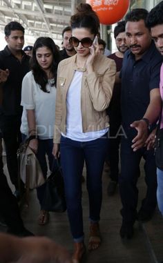 Deepika might not be a part of The Fault In Our Stars remake! | PINKVILLA Deepika Padukone Style Casual, Jaipur Airport, Deepika Padukone Dresses, Deepika Padukone Style, Celebrity Casual Outfits, Western Wear Outfits, Bollywood Outfits, Bollywood Girls, Oui Oui