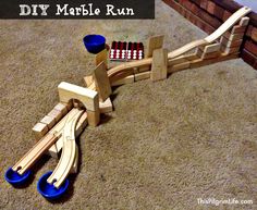 Make a marble run with wooden train tracks and blocks! Woodworking Plans Toys, Marble Race, Wooden Train Track, Diy Marble