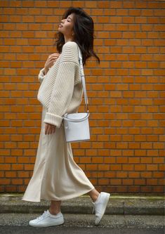 Bucket Bag Outfit, Long Satin Skirt, Winter White Outfit, Midi Skirt Fall, Satin Skirt Outfit, Winter Skirt Outfit, Rock Outfit, White Handbag, Fall Skirts