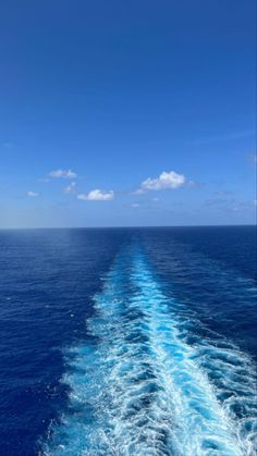 the back end of a boat traveling through the ocean