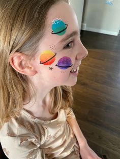 Space Themed Face Painting, Face Paint Ideas For Kids Easy, Face Painting Ideas For Adults For Women, Astronaut Face Paint, Planet Face Paint, Space Theme Face Paint, Space Face Painting, Kawaii Face Paint, Simple Kids Face Paint