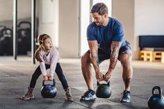 ¿A qué edad los niños pueden ir al gimnasio? Gym Photoshoot, Bone Strength, Family Fitness, Crossfit Workouts, Kettlebell Workout, Muscle Fitness, Fitness Trainer, Exercise For Kids, Kettlebell