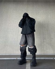 Balenciaga Outfit Mens, Edgy Outfits Men, Streetwear Poses, Mask Outfit, Balenciaga Outfit, Long Coat Outfit, Yeezy Fashion, Black Outfit Men, Pants Boots