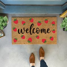 Doormat - Strawberry Pattern Welcome Mat Strawberry Doormat, Diy Welcome Mat, Green Strawberries, Welcome Text, Artsy Projects, Summer Doormat, Strawberry Decor, Fall Doormat, Strawberry Decorations