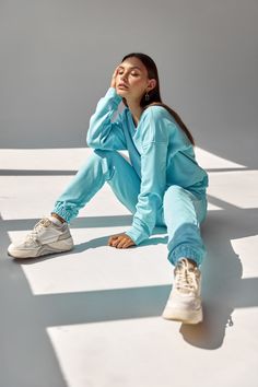 Идеи для каталожки спортивные костюмы голубой костюм Jogger Set Photoshoot, Track Suit Photoshoot Ideas, Sweatpants Outfit Photoshoot, Hoodie Lifestyle Photography, Sweatsuit Photoshoot Ideas, Streetwear Poses Women, Clothing Brand Photoshoot Ideas Studio, Sweatsuit Photoshoot, Monochrome Sweatsuit