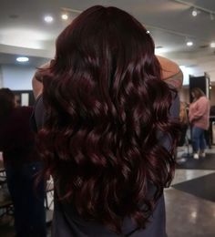 Red Toned Black Hair, Dark Hair With Red Undertones, Dark Red Balayage, Cola Hair, Black Hair Balayage, Hair Color Options, Colored Curly Hair