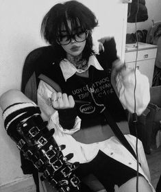 Punk Japanese, 2000s Y2k Aesthetic, Y2k Aesthetic Grunge, Japanese 2000s, Beatiful People, Short Grunge Hair, Alt Outfits, Dyed Hair Inspiration, E Girl