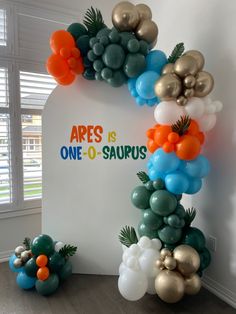 balloons are arranged in the shape of an arch