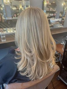 Blonde Layered Highlights, Fine Hair Haircuts Blonde, Natural Blonde Layered Hair, Haircuts Women Long Layers, Straight Blonde Hair Layers, Middle Of Back Hair Length With Layers, Medium Length Blonde With Layers, Blonde Hair Inspo Medium Length, Medium Length Blonde Haircut With Layers