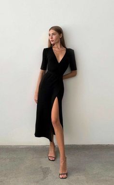 Formal Cocktail Outfit, Cocktail Party Casual Outfit, Dress For A Date Night Classy, Evening Date Outfit Classy, Date Night Classy Outfit, Classy Date Outfits For Women, Feminine Black Sleeveless Top, First Date Outfit Dress, Classy Cocktail Outfits