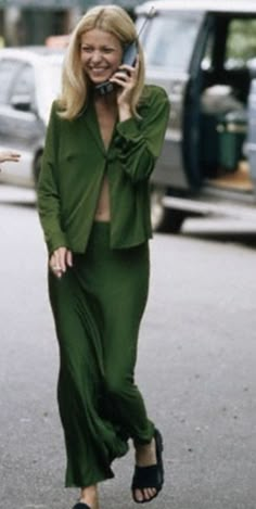 Gwyneth Paltrow 90' style green monochromatic look 90s Minimalism, Flamboyant Natural, School Looks, Gwyneth Paltrow, 90s Style, 가을 패션, Mode Inspiration, Abba, Kendall Jenner