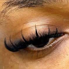 Spiky Lashes Extensions, Hybrid Lash Extensions With Spikes, Lash Clusters With Spikes, Doll Lash Extensions Styles, Anime Lashes Black Women, Manga Lashes Black Woman, Spiky Eyelash Extensions, Big Lashes Makeup Look, Lashes Spikes