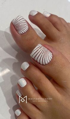 Gel Nails On Feet Ideas, Feet Nails Designs, Feet Nail Design Ideas, White Pedicure With Design, Holiday Toe Nails Summer, White Gel Toe Nails, Classy Toe Nails, Nails Feet Design, Vacation Toenails