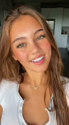 Sun Kissed Glow Makeup, Hoco Makeup Glowy, Easy And Natural Makeup Looks, Sun Kissed Makeup Look Natural, Dewy Makeup Tips, Beach Natural Makeup, Soft Simple Makeup, Easy Clean Makeup Looks, Private School Makeup