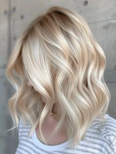 Light Blonde Medium Length Hair, Shoulder Length Bright Blonde Hair, Bright Blonde Hair Shoulder Length, Vanilla Blonde Hair Color, Blonde Balayage Summer 2024, Cream Blonde Hair Balayage, Cream Soda Blonde, Blonde Hair Shoulder Length, Blonde Full Foil