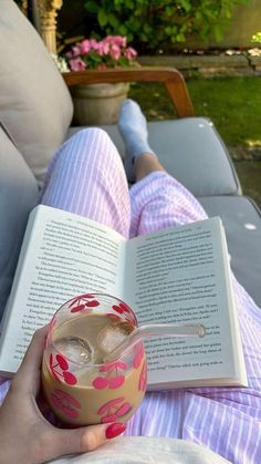 Morning Book Aesthetic, Summer Read Aesthetic, Journal Coffee Aesthetic, Reading More Aesthetic, Relaxing Vibes Aesthetic, Aesthetic Morning Pics, Reading With Tea Aesthetic, Reading Cafe Aesthetic, Lifestyle Images Inspiration