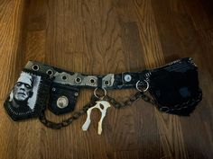 Utility Belt Bag, Punk Utility Belt Diy, Punk Skirt Diy, Diy Belt Chain, Utility Belt Diy, Punk Utility Belt, Diy Punk Accessories, Punk Diy Ideas, Trash Crafts