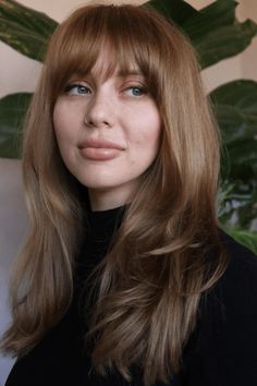 This hairstyle showcases full-length bangs that gracefully graze the eyebrows, evoking a timeless charm akin to the iconic Jane Birkin's '60s French fashion flair. The bangs seamlessly blend into the long, subtly wavy tresses, adding a touch of movement and refinement. The overall look exudes an effortless chic, - Click to see more of 21 Stunning Birkin Bangs to Flatter Your Face with Effortless Style and follow us for more hairstyle ideas. // Photo Credit: Instagram @kelseymitchellhairr Jame Birkin Hair, 60s Bangs Hairstyles, 60s Hair With Bangs, 60s Long Haircut, 70s Bob With Bangs, Bangs Eyebrow Length, 60s Long Bob, Bridgette Bardot Bangs, 1960s Womens Hair