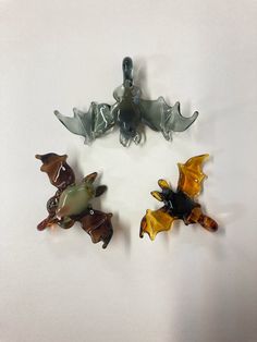 Flameworked borosilicate glass bats with loops. Each hangs upside down with wings outstretched from a loop at their feet with an inner diameter of ~3mm. Glass Blowing Art, Glass Trinkets, Resin Art Ideas, Gold Resin Coasters, Resin Art Diy, Glass Accessories, Glass Craft, Resin Coasters, Glass Charms