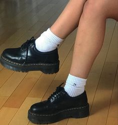 Shoes And Socks, Look Grunge, Dr Shoes, Makijaż Smokey Eye, Shoe Inspo, Aesthetic Shoes, Swag Shoes, Mode Inspo, Pretty Shoes