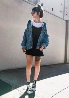 Jean Jacket Over Dress, Dress With Jeans Outfit, Outfit All Star, All Star Outfits, All Star Outfit, Looks Com All Star, Dress With Shirt, Outfits With Converse, Edgy Outfits