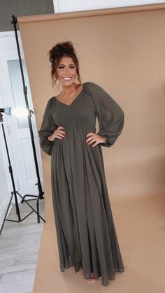 The Timeless Romantic Chiffon Maxi Dress, designed exclusively for Fall photoshoots, elegantly blends the grace of a maxi dress with the season's warm hues, making it the perfect choice for those who desire both style and comfort. Its flowing silhouette and intricate details create a versatile and sophisticated look. Fit: Elastic waistband & flowy fit throughout; We recommend sizing down unless you are larger chested! If you have ANY questions about sizing, don't hesitate to reach out! We are ha Maternity Photo Dress, Black Tie Event Dresses, Black Tie Wedding Guest Dress, Style Wide Leg Jeans, Girls Night Outfit, Fall Family Photo Outfits, Maxi Dresses Fall, Photoshoot Dress, Family Picture Outfits