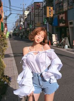 Walking Down The Street, Poses Reference, Figure Poses, Korean Girl Fashion, Uzzlang Girl, Human Poses, Ulzzang Fashion, Crazy Girls