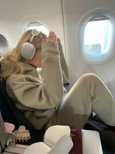 Sweatpants Outfit Ideas, Wearing Headphones, Airport Aesthetic, Catch Flights, Airport Fits, Skandinavian Fashion, Long Haul Flight