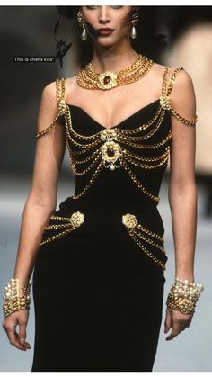 Black Outfit Gold Jewelry, Black Dress With Gold Chains, Versace Black Dress, 40s Mode, Runway Fashion Couture, Mode Chanel, Prom Dress Inspiration, Foto Poses, Blair Waldorf