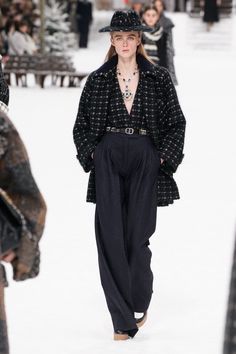 Chanel Winter Outfits, Chanel Winter, Chanel 2019, Estilo Chic, Chanel Fashion, Fashion Design Sketches