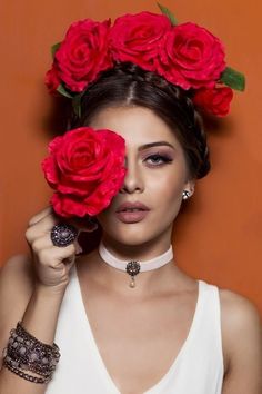 Hairstyles Mexican Girl, Mexican Hairstyles With Flowers, Hairstyles Mexican, Mexican Hairstyles, Woman With Flowers, Mexican Outfit, Halloween Headband