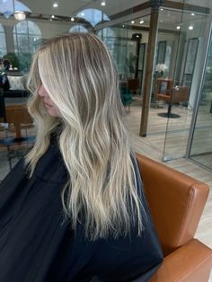 Rooted Blonde Hair With Lowlights, Light Blonde With Root Melt, Blonde Chunky Money Piece, Full On Blonde Hair, Blonde Hair Inspo Dimension, Blond With Shadow Root Icy, Highlight Ideas For Blonde Hair, Surfer Blonde Hair Balayage, Highlight And Lowlights For Blonde Hair