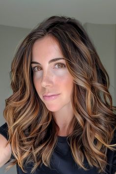 40+ Gorgeous Brown Hair and Highlights Ideas - Flo's Blog Brown Hair And Highlights, Gorgeous Brown Hair, Golden Highlights Brown Hair, Brown Hair Trends, Hairstyles Elegant, Natural Brown Hair, Chestnut Brown Hair, Subtle Blonde Highlights