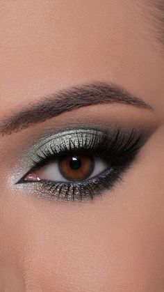 Grey And Green Eyeshadow, Silver Green Eye Makeup, Sage Green Eye Makeup, Silver Makeup Ideas, Dark Green Smokey Eye, Cute Makeup Aesthetic, Smokey Cat Eye Makeup, Metallic Smokey Eye, Colored Eyeshadow