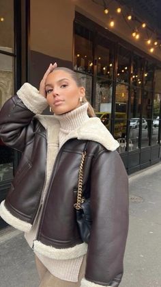 Zara Brown Jacket Outfit, Zara Outfits 2024, Brown Aviator Jacket Outfit, Madrid Winter, Aviator Jacket Outfit, November Outfits, Look Adidas, Skandinavian Fashion