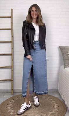 Long Jean Skirt Outfits Sneakers, Denim Skirt From Jeans, Istanbul Outfits, Style Your Shirt, Skirt From Jeans, How To Style Braids, Outfit Zapatillas, Style A Denim Skirt, Long Jean Skirt Outfits