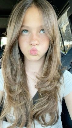 Aesthetic 90s Haircut, Cute Back To School Haircuts For Teens, Summer Haircuts Long Hair, Back To School Hair Cuts Girl, Haircut Inspiration Long Layers, 2000s Hair Layers, Layered Hair 2000s, Long Layered 90s Haircuts, Back To School Haircuts For Teens