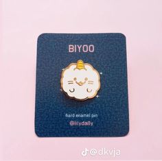 a brooch that says biyoo on it